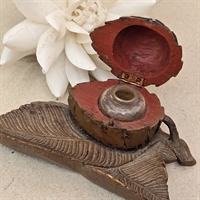 blaekhus-traeudskaeret-kogle-paa-blade-brunt-gammelt